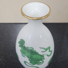 Wedgwood “Chinese Tigers” gold trimmed bud vase. It is in good original condition, please view photos as they help form part of the description.