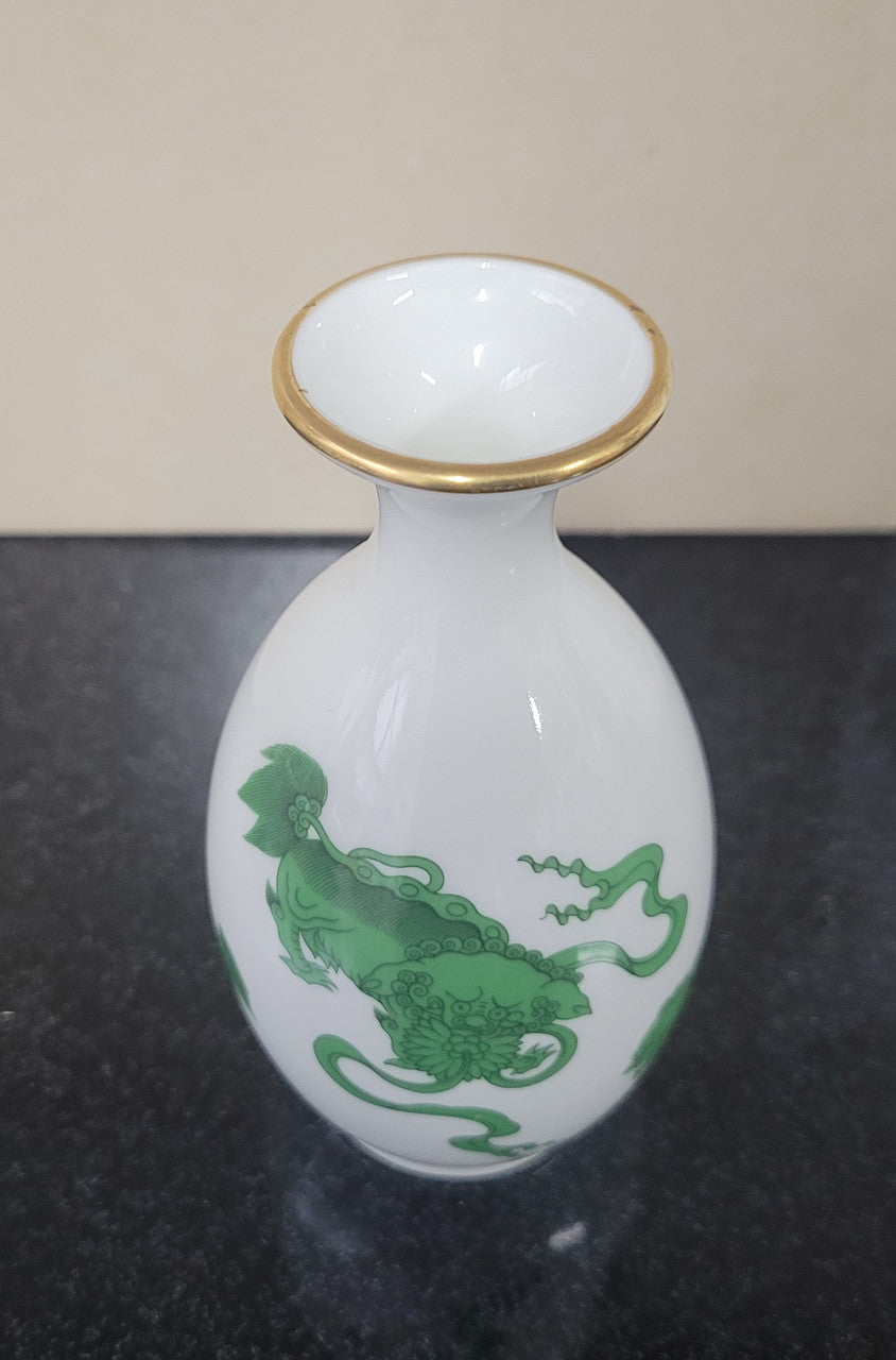 Wedgwood “Chinese Tigers” gold trimmed bud vase. It is in good original condition, please view photos as they help form part of the description.