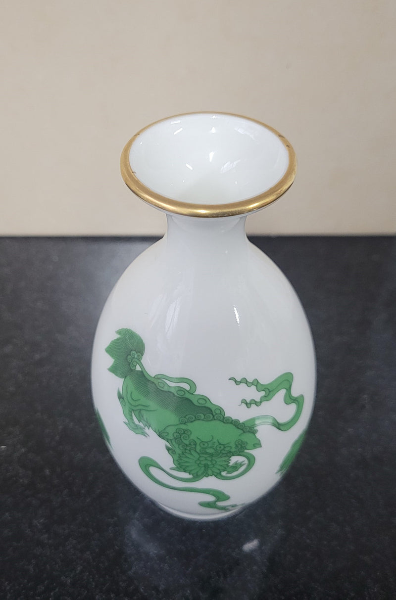 Wedgwood “Chinese Tigers” gold trimmed bud vase. It is in good original condition, please view photos as they help form part of the description.