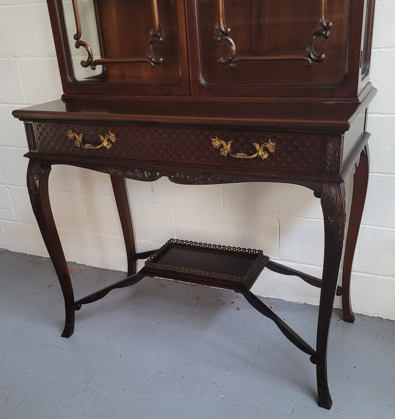 Stunning Mahogany Georgian style Sheraton display cabinet with superb carving and detail. Retaining the original bevelled glass doors with astral glazing. In great original detailed condition.