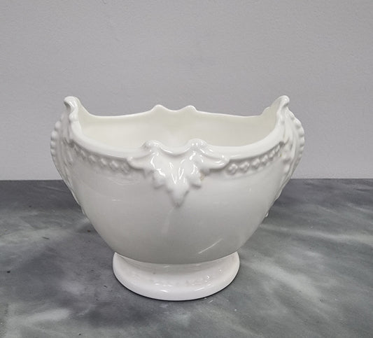 Lovely white shell shaped Coalport bowl . In good original condition with no chips or cracks, please view photos as they help form part of the description.