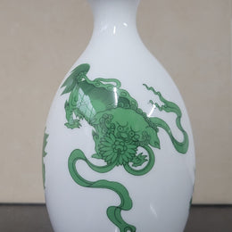 Wedgwood “Chinese Tigers” gold trimmed bud vase. It is in good original condition, please view photos as they help form part of the description.