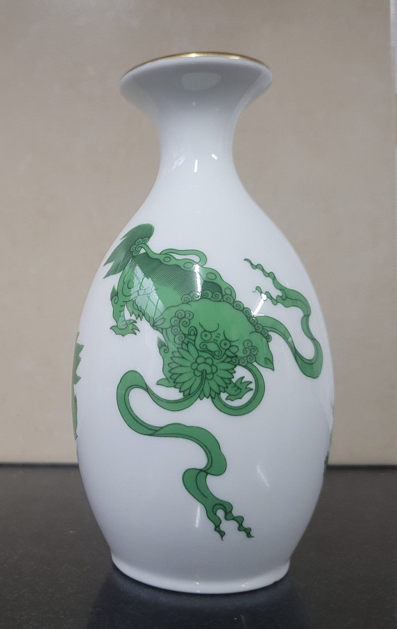 Wedgwood “Chinese Tigers” gold trimmed bud vase. It is in good original condition, please view photos as they help form part of the description.