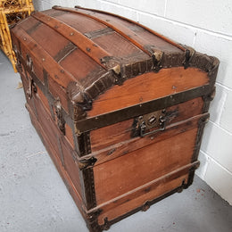 Late Victorian Saratoga dome top travelling trunk. It is in good detailed condition. Please see photos as it forms part of the description.
