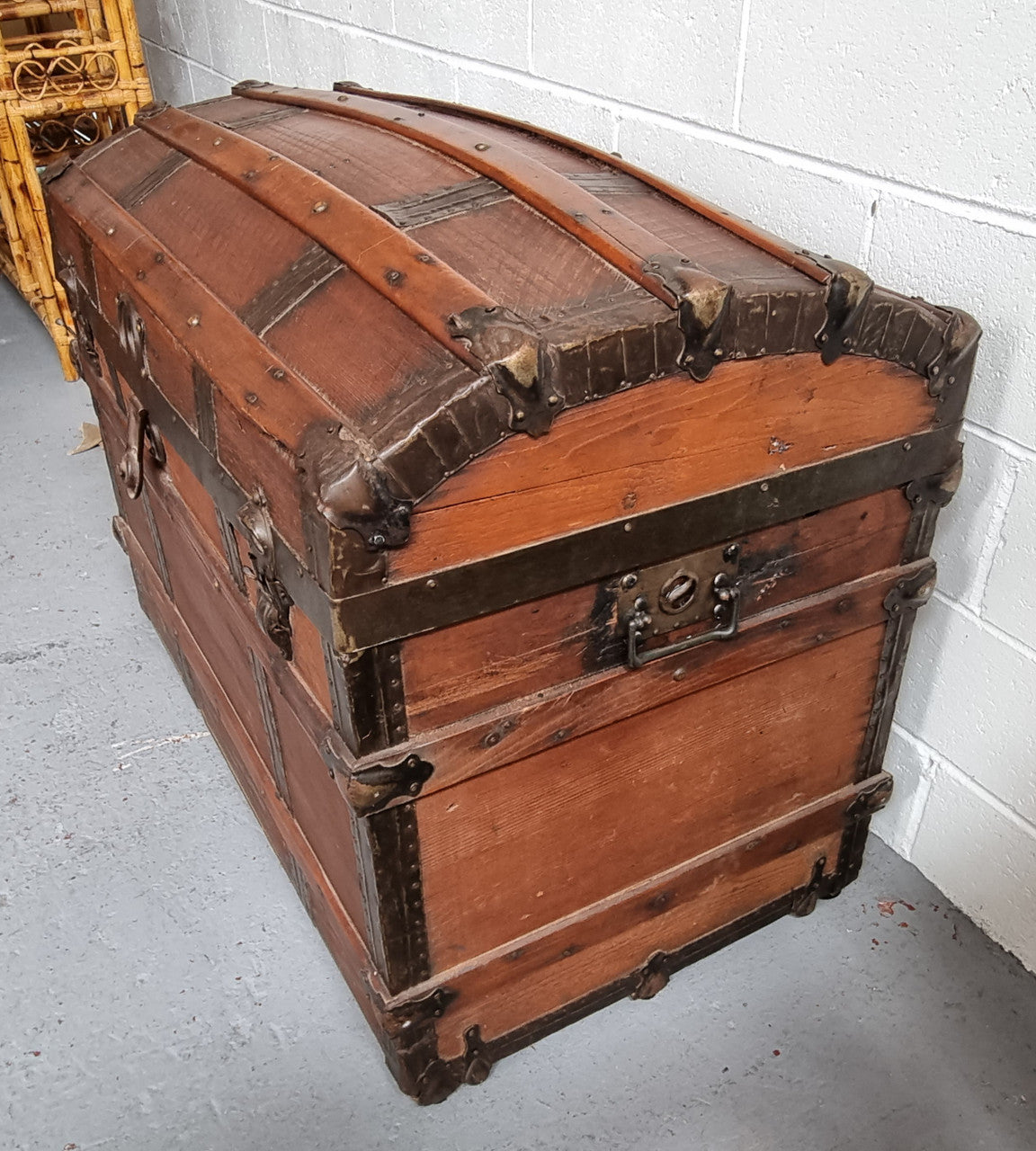 Late Victorian Saratoga dome top travelling trunk. It is in good detailed condition. Please see photos as it forms part of the description.