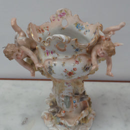 A very Beautiful Sitzendorf Cherub Vase with amazing details in very good condition.