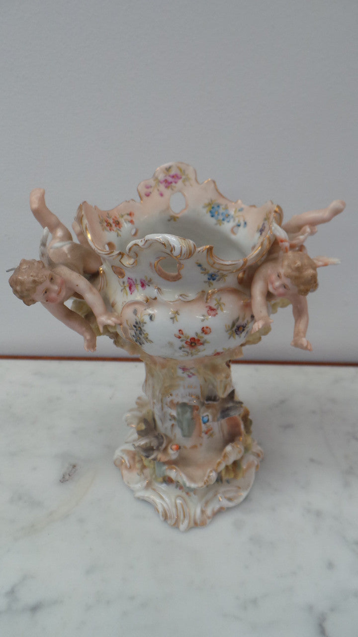 A very Beautiful Sitzendorf Cherub Vase with amazing details in very good condition.