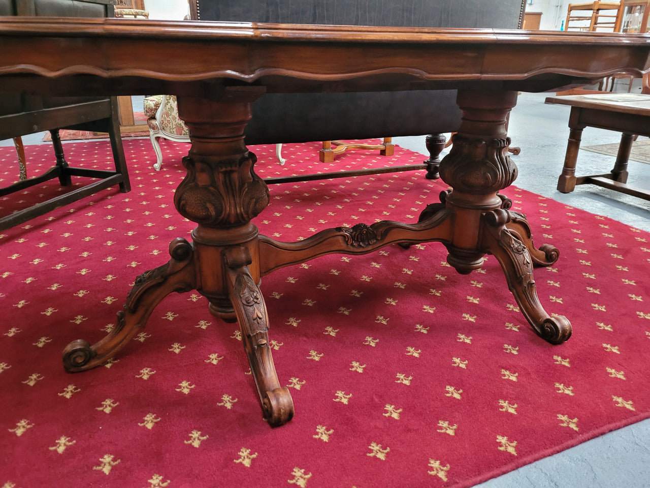 Antique Victorian style oval dining table. Table is good original detailed condition table can extend but doesn't have leaves.