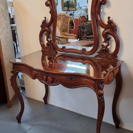 Walnut Parisian late 19th Century dressing table with mirror. Also has a glass top for protection, mirror moves and has drawers with key and working locks. In good original detailed condition.