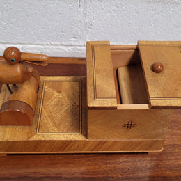 Vintage walnut pecking bird novelty dispenser, in good original condition. Please see photos as it forms part of the description.