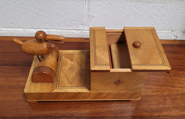 Vintage walnut pecking bird novelty dispenser, in good original condition. Please see photos as it forms part of the description.