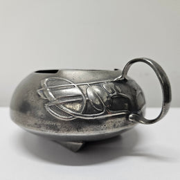 Arts and Crafts English pewter bowl in good original condition. Please see photos as they form part of the description.