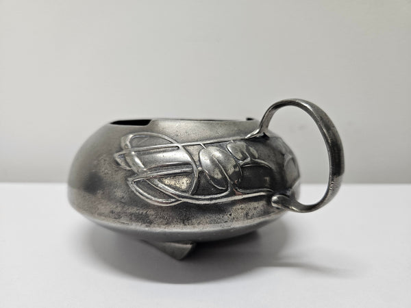 Arts and Crafts English pewter bowl in good original condition. Please see photos as they form part of the description.