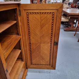 French Art Deco inlaid Oak curio/side cabinet with a lift up top and glass underneath. There are two fixed shelves, two adjustable shelves and one hidden drawer. Sourced from France and in good original condition.