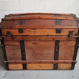 Late Victorian Saratoga dome top travelling trunk. It is in good detailed condition. Please see photos as it forms part of the description.