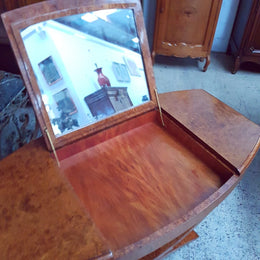 A rare French Art Deco Amboyna Poudreuse (vanity/dressing table), with a top that lifts up to storage, two pull out drawers and original fitted mirror. In good restored condition.