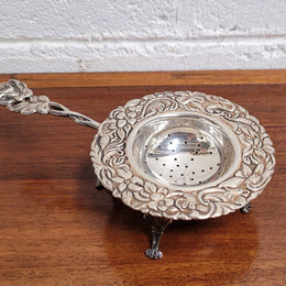 Beautiful and decorative Vintage Dutch Silver (90) tea strainer and stand. In good original condition.