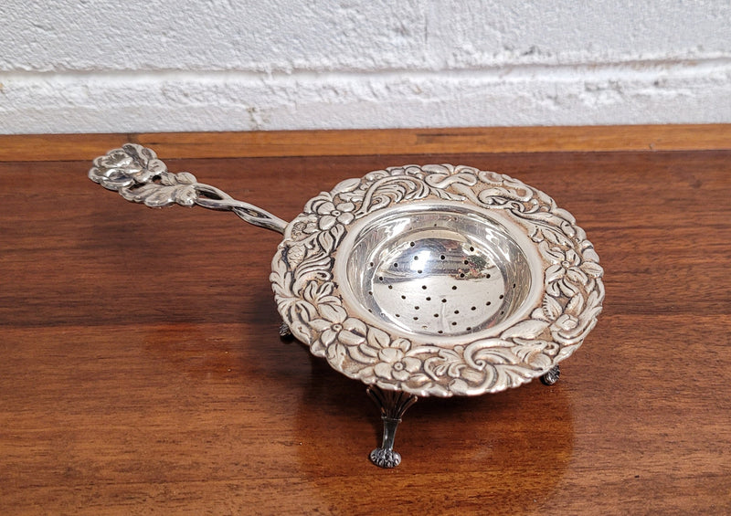 Beautiful and decorative Vintage Dutch Silver (90) tea strainer and stand. In good original condition.