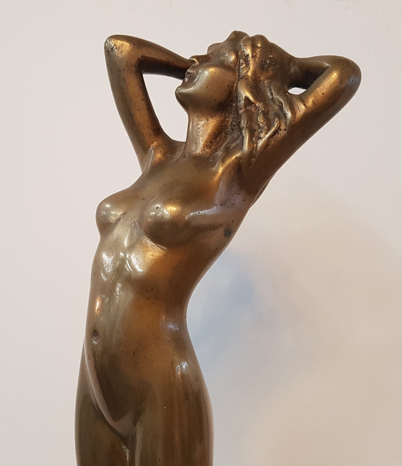 Here we have a lovely circa 1930's solid Art Deco bronze statue of a female on a wooden base. In good original condition.