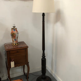Oak Tudor style standard lamp that has been rewired and has a foot switch. In good original condition. 

Please note lampshade shown in photos is not included.