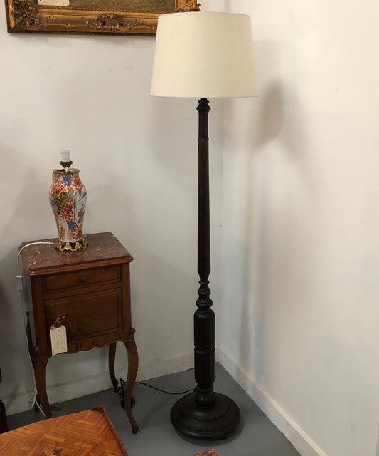 Oak Tudor style standard lamp that has been rewired and has a foot switch. In good original condition. 

Please note lampshade shown in photos is not included.