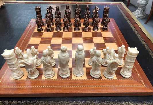 Lovely vintage chess set of handcrafted Takaka chess pieces from Crisan Craft in good condition, made in New Zealand.Chess board not included.