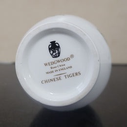 Wedgwood “Chinese Tigers” gold trimmed bud vase. It is in good original condition, please view photos as they help form part of the description.