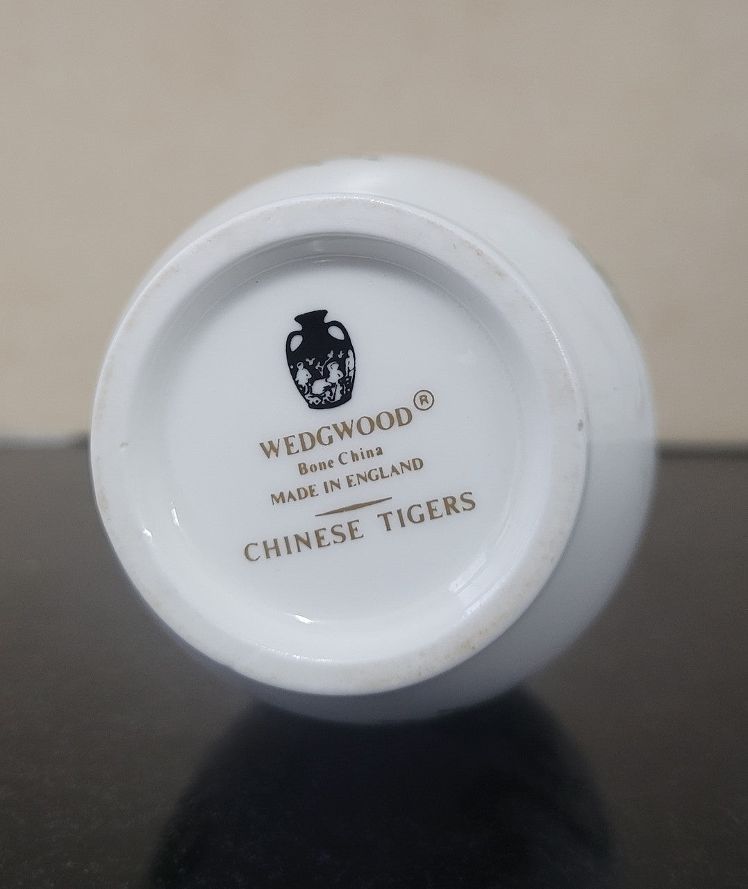 Wedgwood “Chinese Tigers” gold trimmed bud vase. It is in good original condition, please view photos as they help form part of the description.