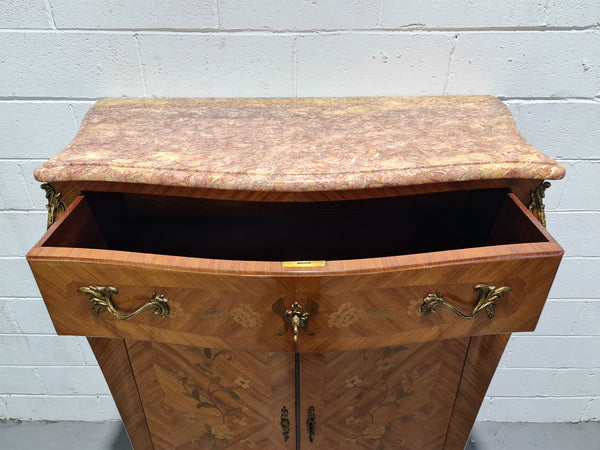 French Louis XV style marquetry inlaid marble top side cabinet. It has one drawer at the top and two doors open up to two adjustable shelves. It has beautiful coloured marble and decorative mounts. In good original detailed condition.