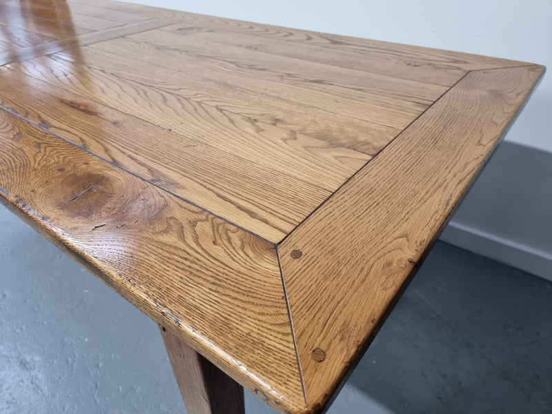 Fabulous Bespoke custom made Antique style American Oak Farmhouse Table. Made from reclaimed American Oak and is good original detailed condition.