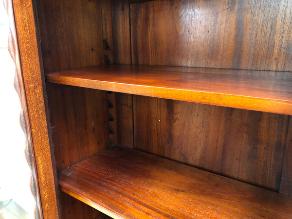 Beautiful Victorian flame Mahogany bookcase/display cabinet. It has four adjustable shelves and is in good original detailed condition.