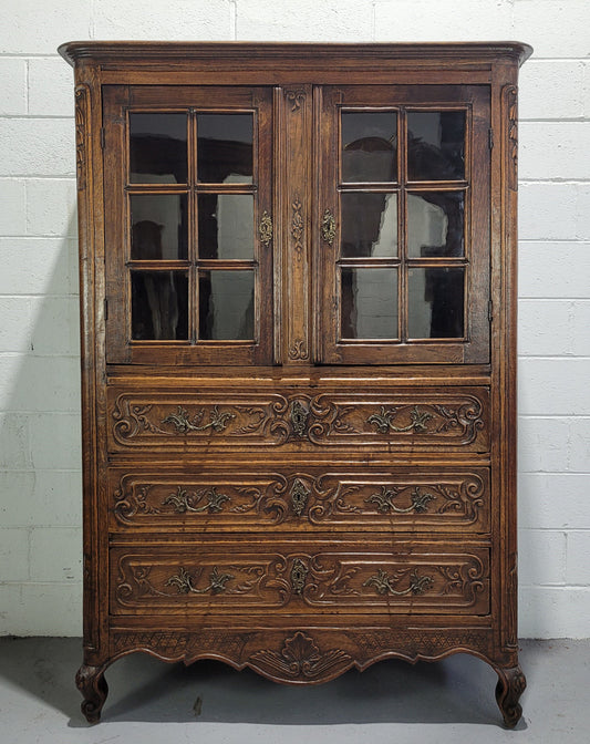 Rare French 18th Century Louis XVth style Oak linen press / display / cupboard. In very good original detailed condition.