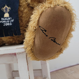 World Cup Rugby Bear. William by RUSS a special release for 2003. Limited to 5000 pieces worldwide. 50.8 cm fully jointed golden-brown bear with suedeen paw pads and blue scarf with Rugby World Cup Logo embroidery.

*Please note chair in photo is not included.World Cup Rugby Bear. William by RUSS a special release for 2003. Limited to 5000 pieces worldwide. 50.8 cm fully jointed golden-brown bear with suedeen paw pads and blue scarf with Rugby World Cup Logo embroidery.

*Please note chair in photo is not i