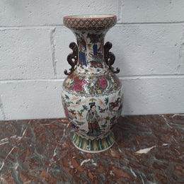 Antique 19th Century Chinese export hand-painted Qing Dynasty vase. Chien-Lung base. Rego mark to (1736-1795)