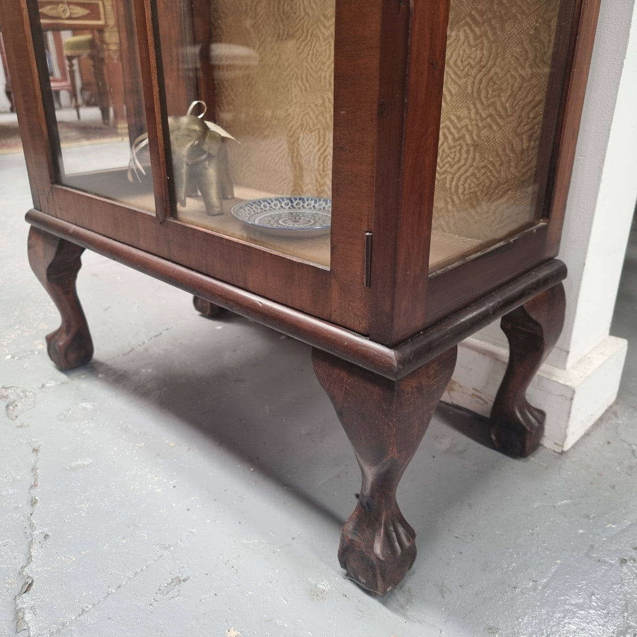 Art Deco single door display cabinet with two fixed glass shelves. It is in good original condition and has been sourced locally.