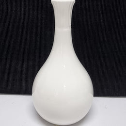 White Wedgwood metallised bone china, made in England. Stamped. In good original condition, Please view photos as they help form part of the description.