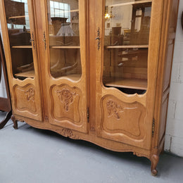 French Louis XV style light Oak three door bookcase with five fixed shelves. It has lovley glass doors and has been sourced from France. Is in good original detailed condition