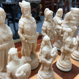 Lovely vintage chess set of handcrafted Takaka chess pieces from Crisan Craft in good condition, made in New Zealand.Chess board not included.