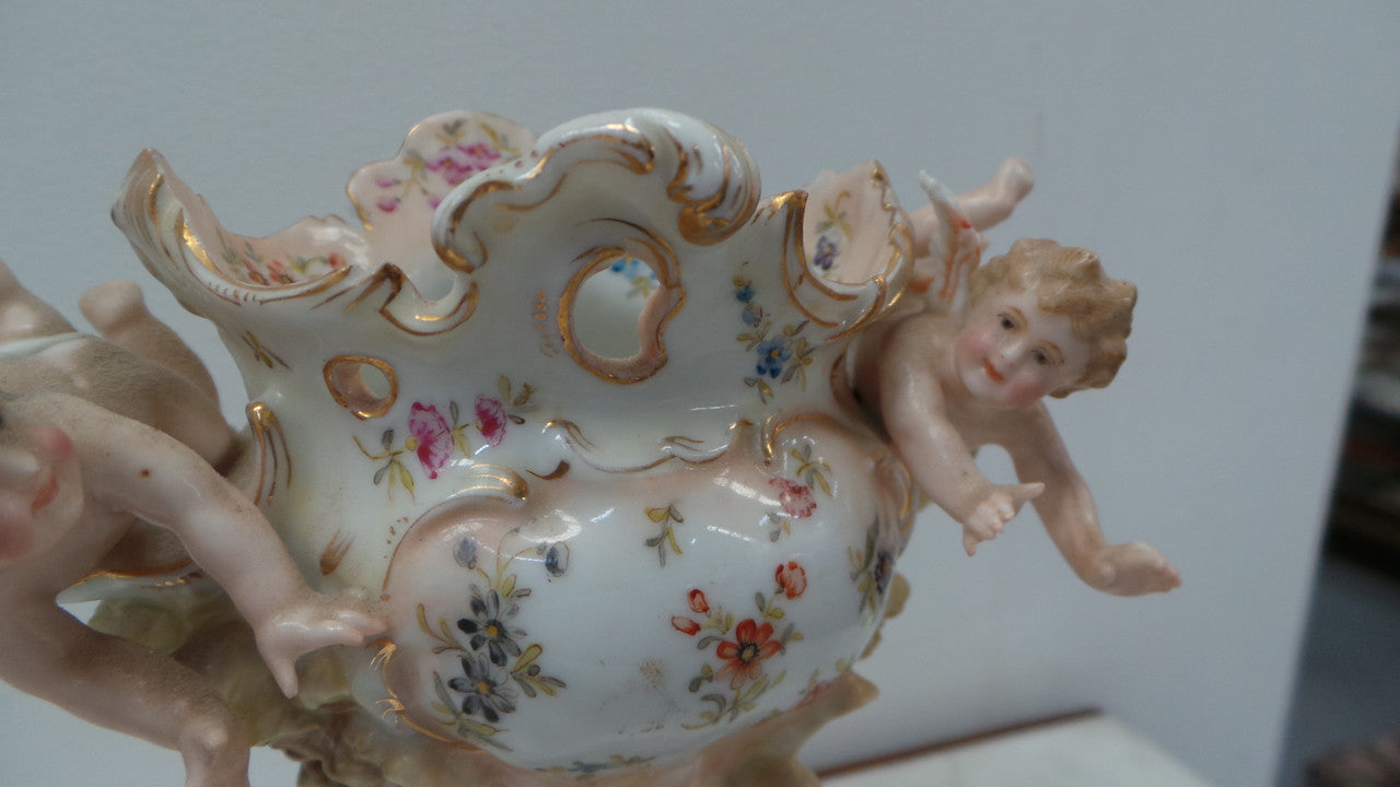 A very Beautiful Sitzendorf Cherub Vase with amazing details in very good condition.