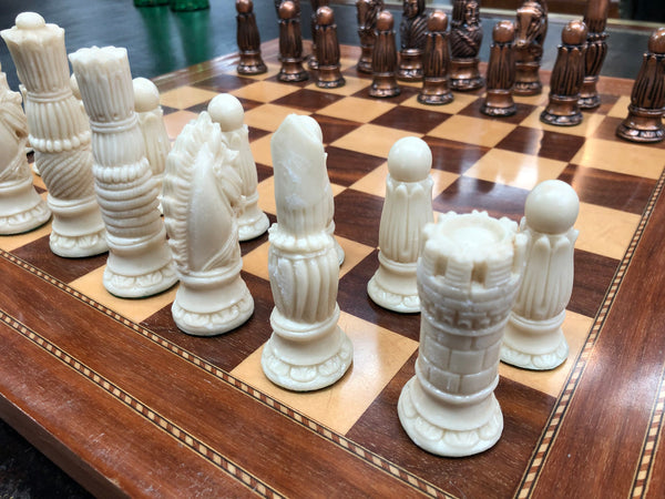 Lovely vintage chess set of handcrafted Takaka chess pieces from Crisan Craft in good condition, made in New Zealand.