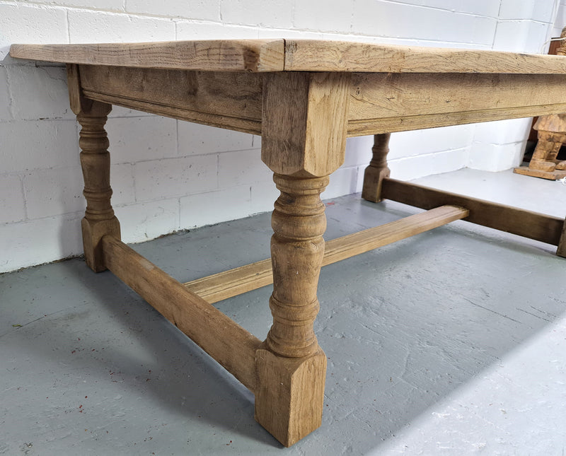 French country style bleached Oak farmhouse table. With nicely turned legs and is in good original condition.