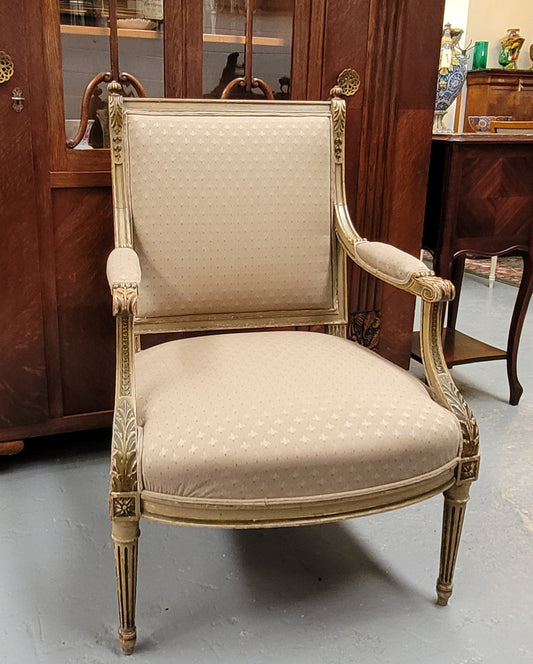 Louis XV style painted Fauteuil chair with attractive fabric upholstery. It has been sourced from France and is in good original detailed condition. The upholstery is in very good used condition, please view photos as they help for part of the description.