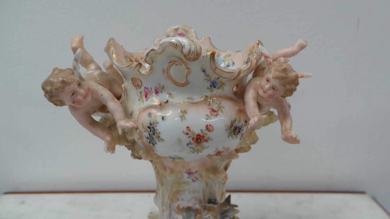 A very Beautiful Sitzendorf Cherub Vase with amazing details in very good condition.