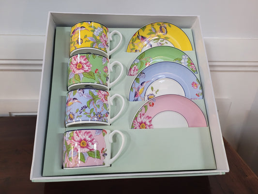 Contemporary “Aynsley Regal Pembroke” boxed set of four English Bone China cup and saucer. Beautiful patterns and vibrant colours.