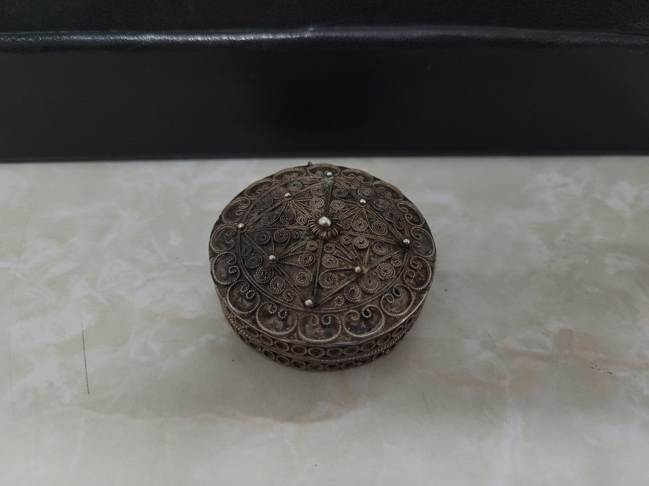 Antique Asian Silver (Chinese) snuff box with very dine detail. In good original condition, please view photos as they help form part of the description.