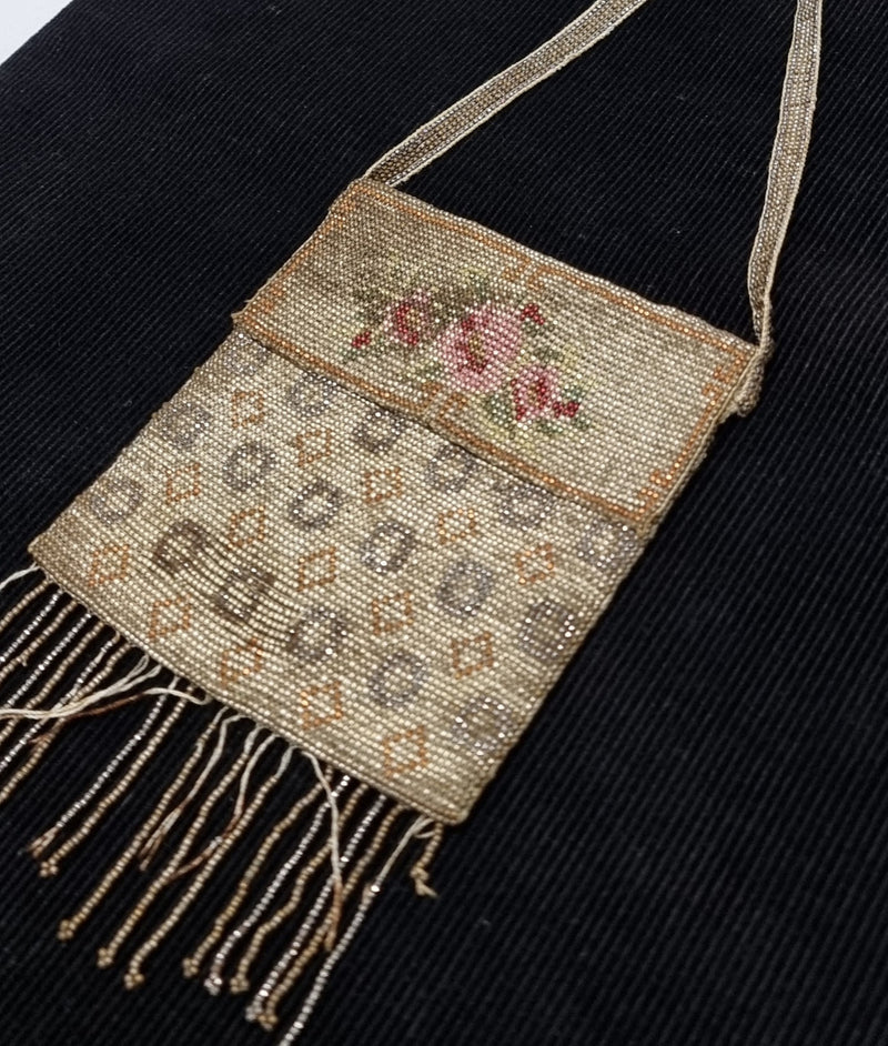 Superb 1920's flapper heavily beaded purse/evening bag. In good used condition for its age. Please view photos as they help form part of the description.