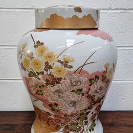 Beautiful modern large Chinese style floral lidded pot decorated with lovely Chrysanthemum flowers and in good condition. Maker on bottom please see photos.