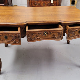 19th Century Louis 14th style quality French carved Oak bureau plat. It has three lockable deep drawers and beautifully carved legs. It has been sourced from France and is in good original detailed condition.