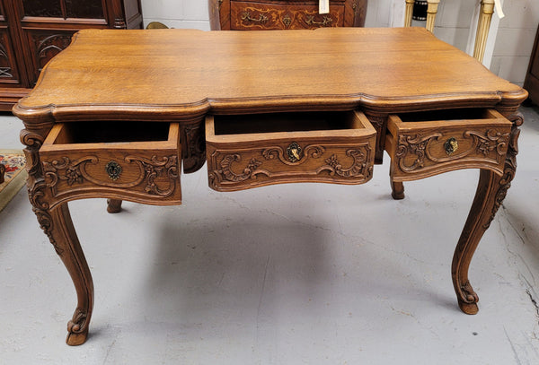 19th Century Louis 14th style quality French carved Oak bureau plat. It has three lockable deep drawers and beautifully carved legs. It has been sourced from France and is in good original detailed condition.