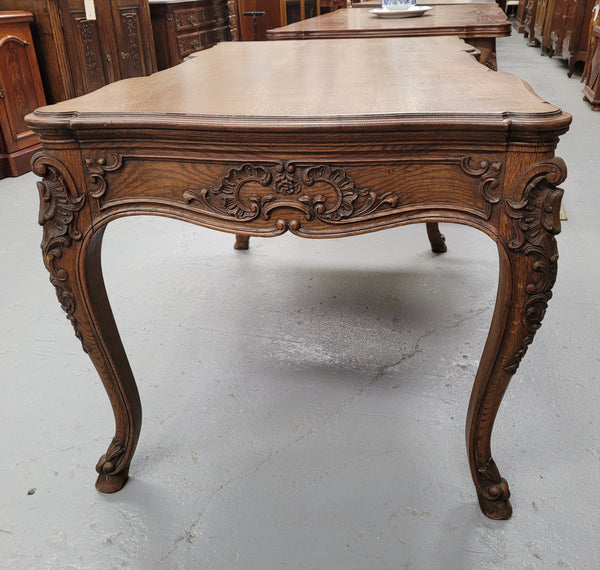 19th Century Louis 14th style quality French carved Oak bureau plat. It has three lockable deep drawers and beautifully carved legs. It has been sourced from France and is in good original detailed condition.